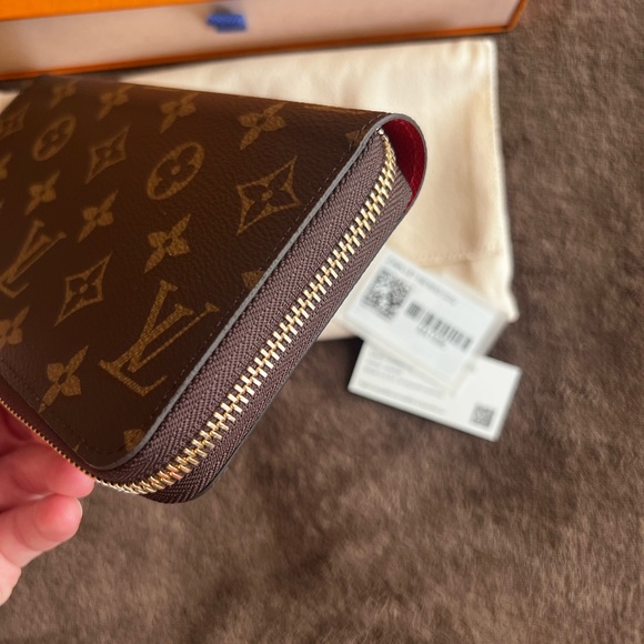 LOUIS VUITTON MONOGRAM ZIPPY WALLET LONG - Picture 13 of 14